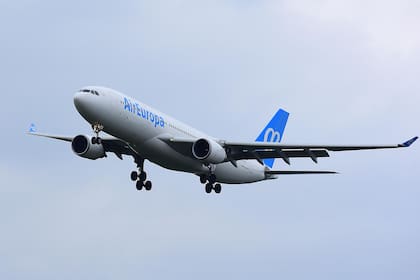 IAG, que en noviembre de 2019 había acordado pagar 1000 millones de euros (US$1210 millones) por la aerolínea, anunció haber llegado a un acuerdo para reducir el precio en un 50%, a 500 millones de euros.