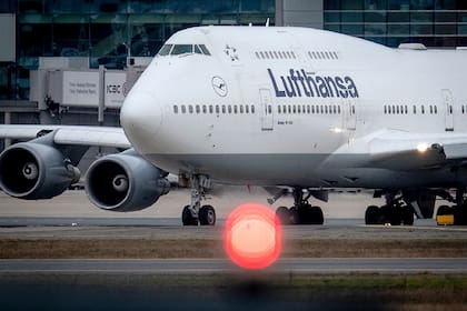 La aerolínea Lufthansa y sus filiales suspendieron gran parte de sus vuelos a Italia y Asia debido a la propagación del coronavirus