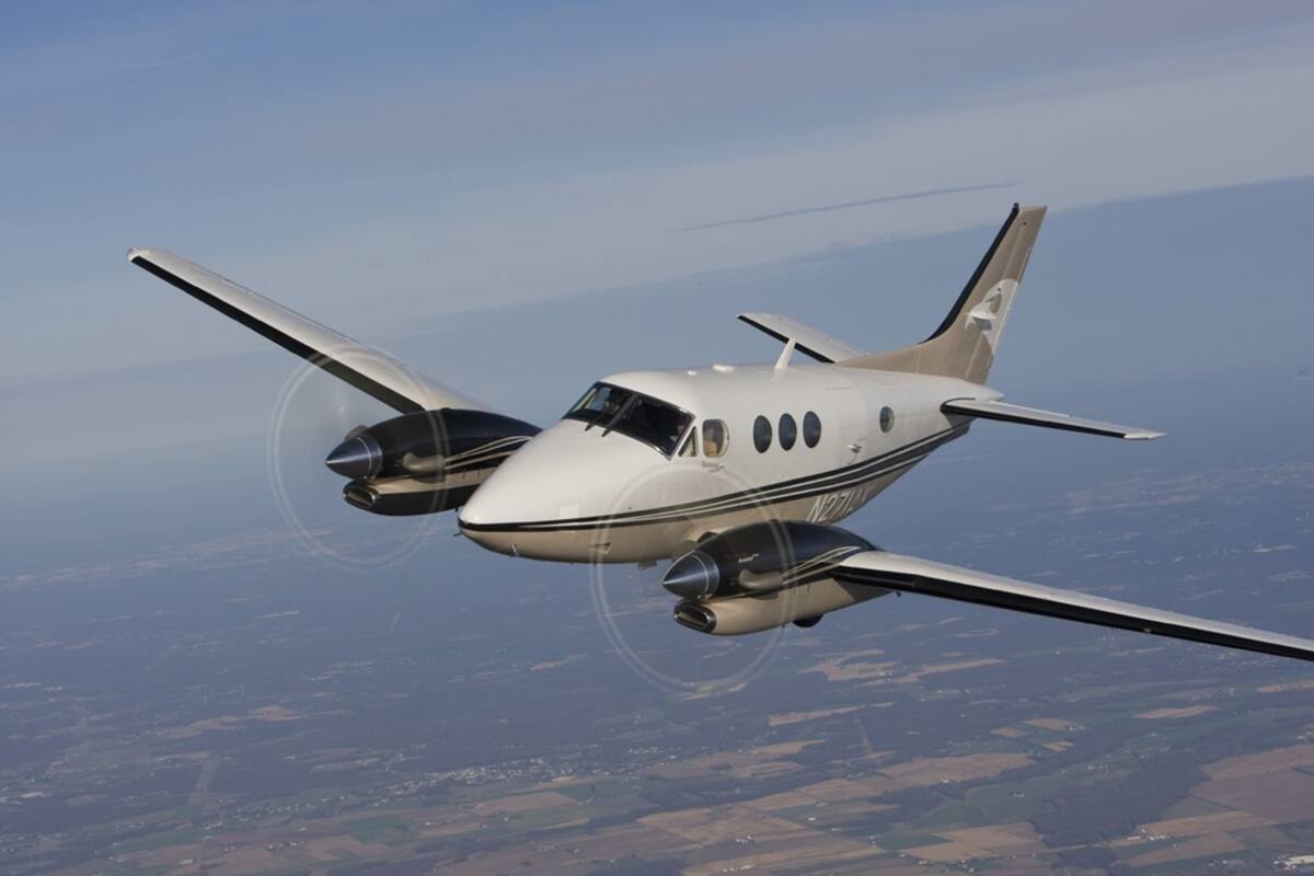 La aeronave Beechcraft King Air 90 fue aterrizada de emergencia gracias a la maniobra de una pasajera que tenía conocimientos sobre aviones