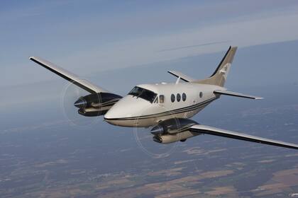 La aeronave Beechcraft King Air 90 fue aterrizada de emergencia gracias a la maniobra de una pasajera que tenía conocimientos sobre aviones