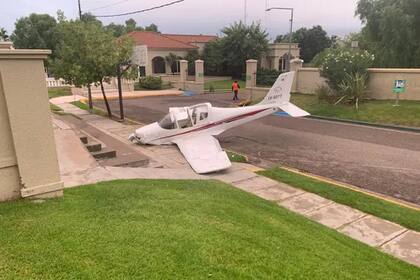 La aeronave cayó sobre una de las calles del exclusivo barrio privado, sin impactar en ninguna residencia
