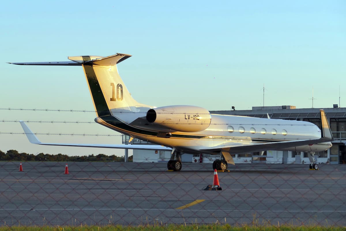 La aeronave del futbolista, en el aeropuerto local de Punta del Este