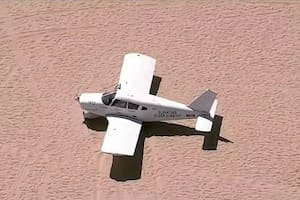Le falló el motor de la avioneta, tuvo que aterrizar de urgencia sobre una playa y el video de la maniobra dio la vuelta al mundo