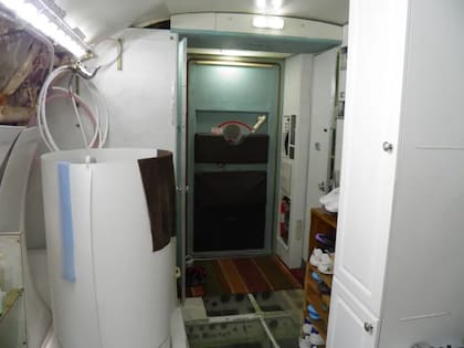 La aeronave fue acondicionada con una ducha improvisada y un sanitario funcional para uso diario