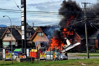 La aeronave se estrelló contra una casa