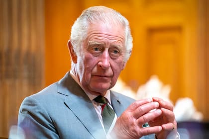 La afección de Carlos III que le produce esa hinchazón en manos y dedos