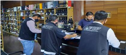 La AFIP (Aduana) incauta cada vez más mercadería. La DGI, Aduana, trabajan con la Policía Federal Argentina (PFA), la Receita Federal (AFIP brasileña) y el Instituto Nacional de Vitivinicultura (INV)