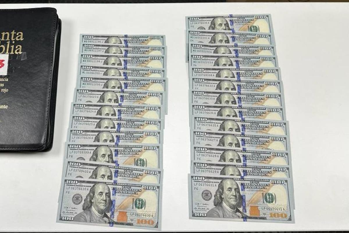 La AFIP detectó 17 mil dólares escondidos en Biblias