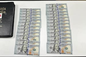La AFIP detectó 17 mil dólares escondidos en Biblias