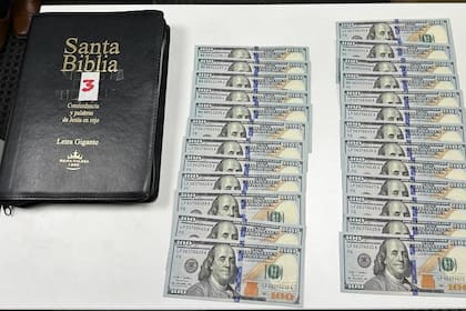 La AFIP detectó 17 mil dólares escondidos en Biblias
