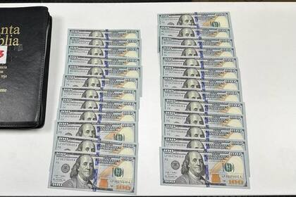 La AFIP detectó 17 mil dólares escondidos en Biblias