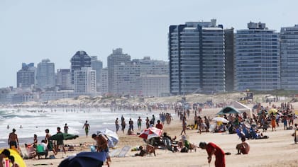 Se destacan las cuentas bancarias que los argentinos tienen en Uruguay