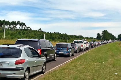 La afluencia de automóviles hacia el puente Libertador General San Martín, que une Gualeguaychú con Fray Bentos, genera demoras de más de cinco horas
