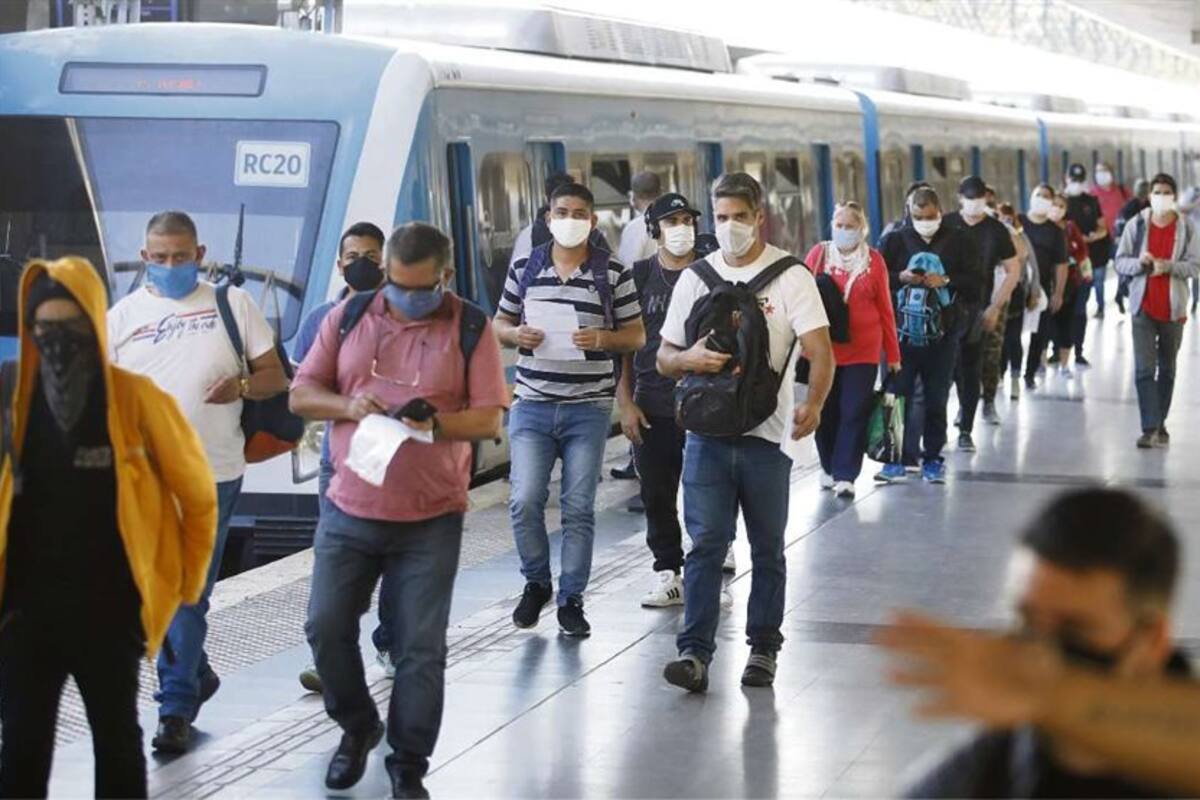 La afluencia de pasajeros fue intensa en las terminales de trenes, como en Once, ayer, a las 17.30