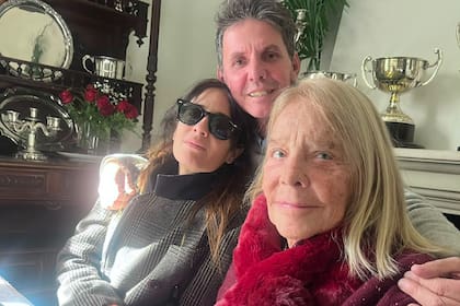 La agasajada con su hija menor, Concepción Cochrane, y Gerard Confalonieri
