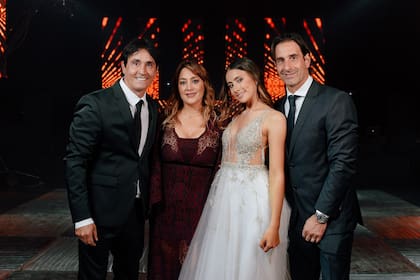 La agasajada junto a su padre y sus tíos Sol y Diego Estevanez.