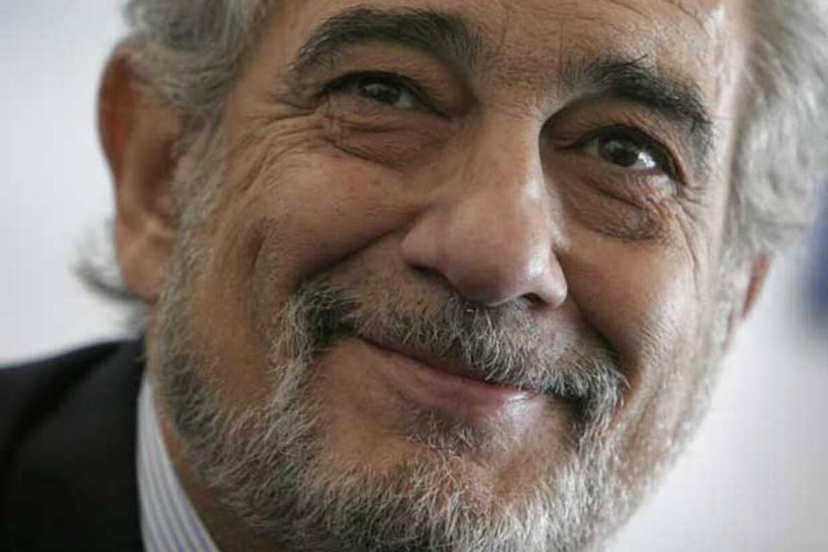 La agencia Associated Press publicó los testimonios de ocho cantantes y una bailarina sobre el presunto comportamiento inapropiado del artista español