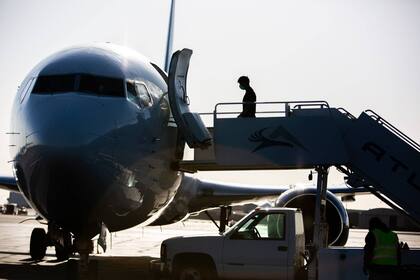 La agencia de inmigración puede deportar a una persona sin la necesidad de una audiencia judicial previa si esta comete alguno de estos delitos