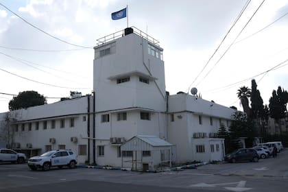 La agencia de la ONU para palestinos dice que la policía israelí allanó su complejo en Jerusalén