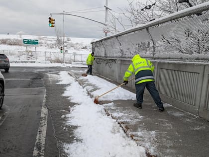 La agencia de Saneamiento de la ciudad de Nueva York solicita que los interesados en trabajar como recolector de nieve tengan autorización de trabajar en EE.UU.