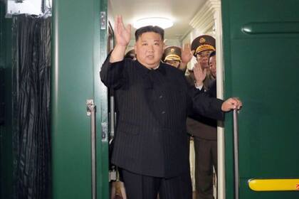 La agencia estatal de noticias norcoreana, KCNA, distribuyó imágenes de Kim Jong-un abordando el tren para su viaje a la Federación Rusa