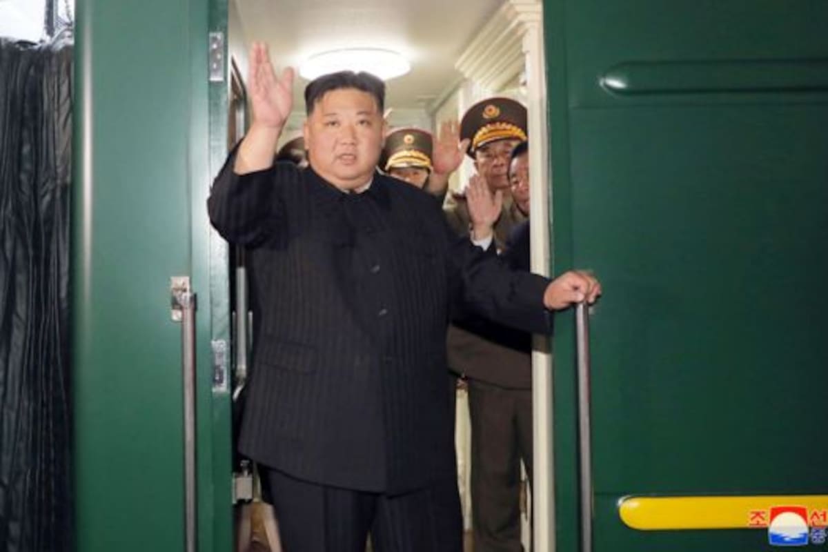 La agencia estatal de noticias norcoreana, KCNA, distribuyó imágenes de Kim Jong-un abordando el tren para su viaje a la Federación Rusa