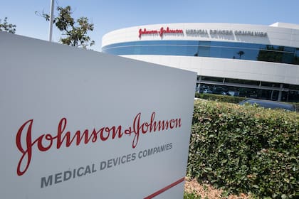 La agencia europea estudia efectos colaterales de trombosis vinculados con la vacuna Johnson & Johnson