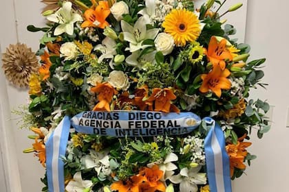La Agencia Federal de Inteligencia envío una corona de flores a Maradona