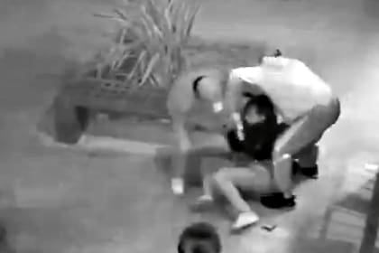 La agente de la Policía Federal fue abordada por dos sujetos mientras esperaba el colectivo en Villa Madero, Partido de la Matanza