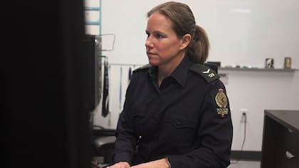 La agente Pam Klassen localizó a Alice por el logotipo de su uniforme escolar.