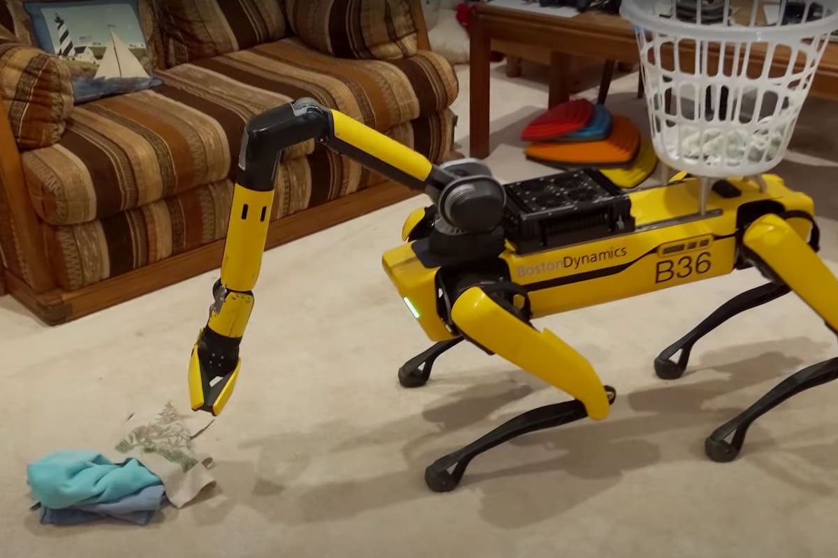 La agilidad de Spot, el robot cuadrúpedo de Boston Dynamics, ahora equipado con un brazo que le permite recoger la ropa tirada en el suelo