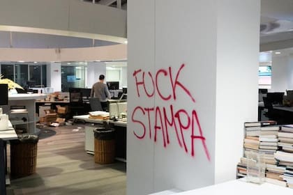 La agresión al medio La Stampa provocó una conmoción en Italia.