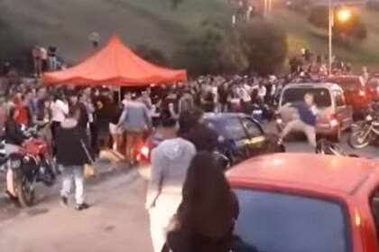 La agresión contra el auto comenzó cuando el coche fue bloqueado por una fiesta en el paseo Jesús de Galíndez