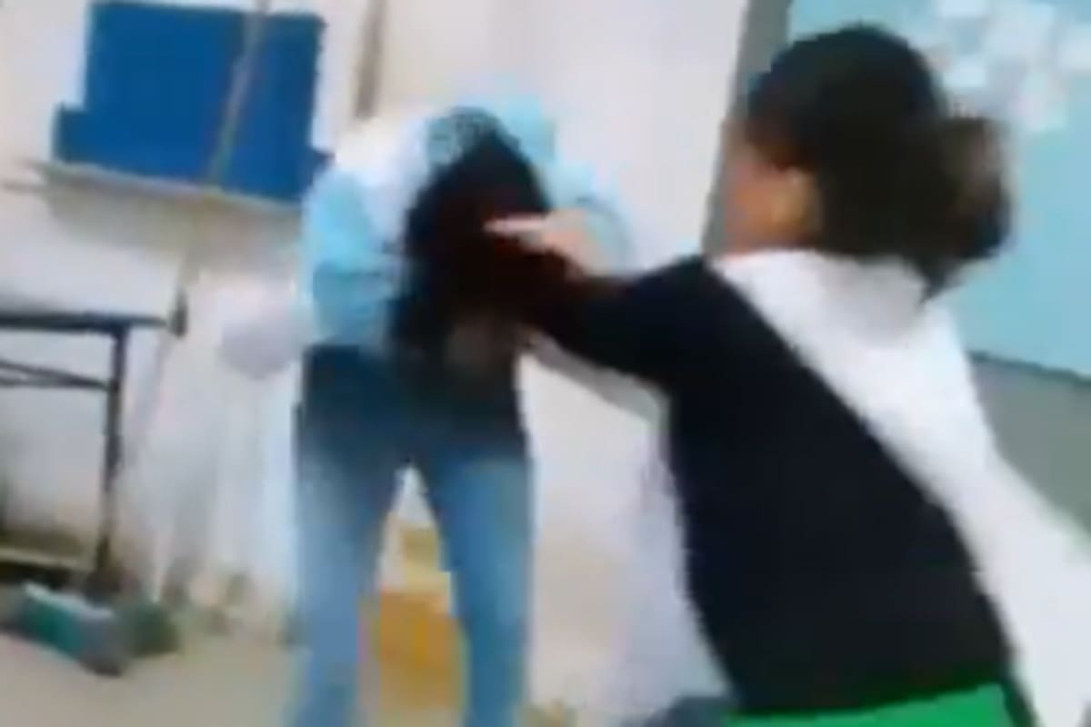 La agresión fue grabada por otro estudiante y viralizada el fin de semana