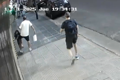 La agresión ocurrió este jueves a las 19:34 y fue captada por una cámara de seguridad