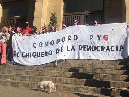 La agrupación del militante kirchnerista hizo una apuesta desafiante en la puerta de los tribunales de Comodoro Py