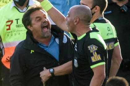 Caruso Lombardi y su reclamo airado contra el árbitro Nelson Sosa, tras la derrota de Belgrano ante Barracas Central, el club del presidente Chiqui Tapia