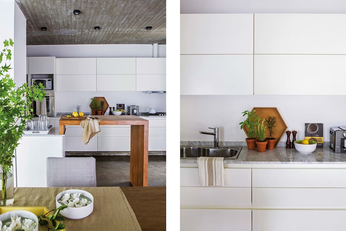 La alacena y el bajomesada en blanco mate convierten la zona de la cocina en un elegante fondo neutro para el comedor integrado.