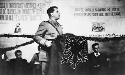 La Albania estalinista de Enver Hoxha marcó la vida de la familia de Lea Ypi