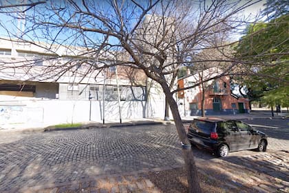 La alcaidía de la Comisaría Comunal 15, frente a la plaza Los Andes y el cementerio de Chacarita