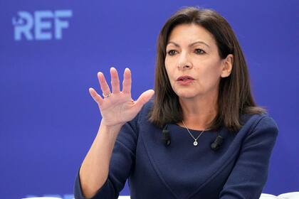 La alcaldesa Anne Hidalgo promete que el agua del Sena estará lo suficientemente limpia para que allí se desarrollen las competencias olímpicas de natación abierta y triatlón.