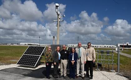La alcaldesa, Daniella Levine Cava, estuvo presente en la inauguración del "muro láser" en el aeropuerto de Miami