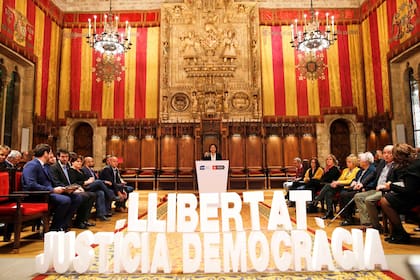 La alcaldesa de Barcelona, Ada Colau, encabezó un encuentro de 400 alcaldes catalanes que rechazó anteayer el juicio contra los líderes independentistas