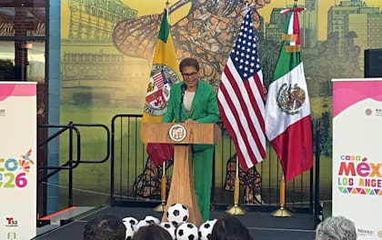 La alcaldesa de Los Ángeles asistió a la presentación de la "Casa México" para el Mundial 2026