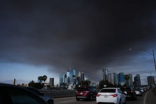La alcaldesa de Los Ángeles declara emergencia por incendio en almacén