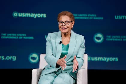 La alcaldesa de Los Ángeles, Karen Bass, buscará la reelección este año en unos comicios que pueden ser más duros de lo que se imaginaba