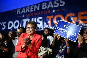 La alcaldesa de Los Ángeles, Karen Bass, lideró las primarias en California (AP Foto/William Liang)
