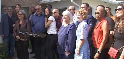 La alcaldesa de Miami-Dade, Daniella Levine Cava., junto a José García y su familia