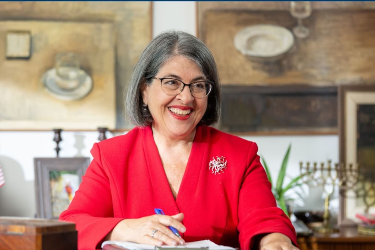 La alcaldesa de Miami-Dade, Daniella Levine Cava, propuso el cierre de la Oficina de Nuevos Estadounidenses