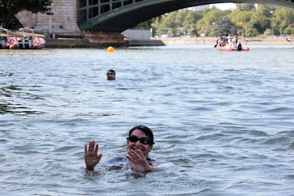 La alcaldesa de París, Anne Hidalgo, nada en el Río Sena el miércoles 17 de julio de 2024 (Joel Saget, Pool via AP)
